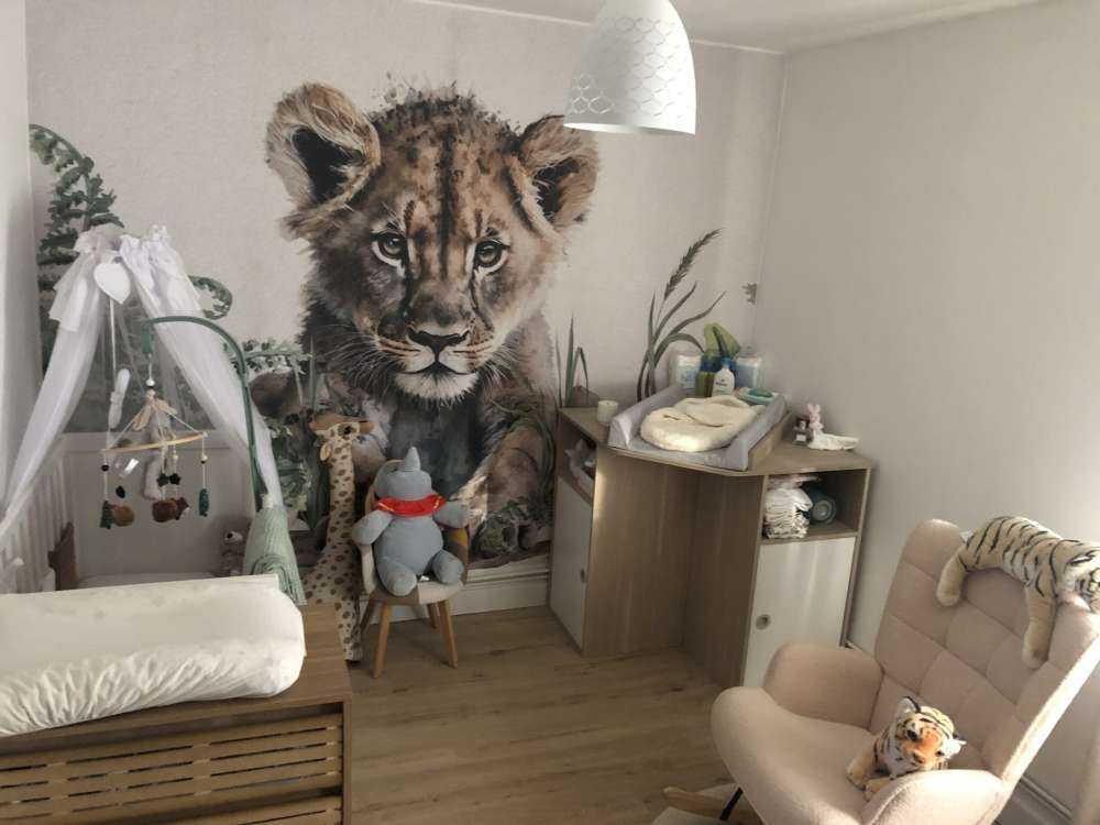 Junger Löwe im Dschungel