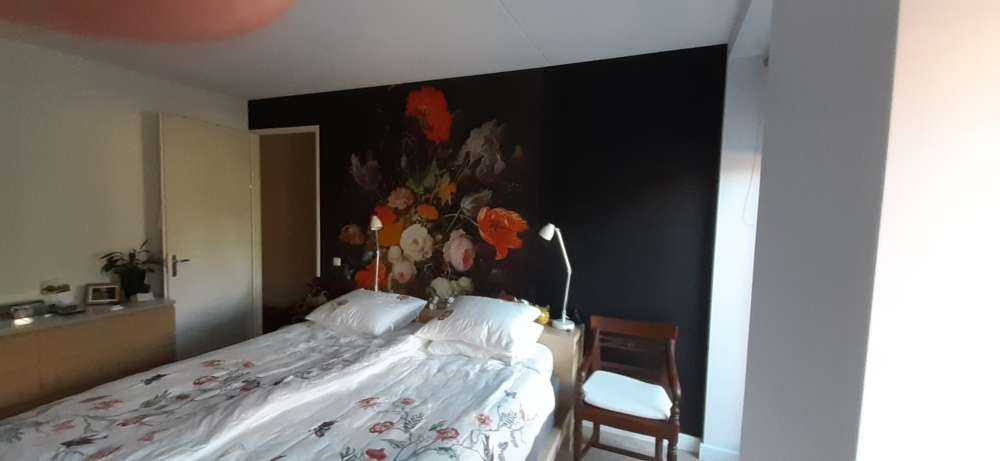 Stillleben mit Blumen und einer Uhr