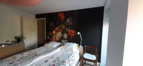 Stillleben mit Blumen und einer Uhr