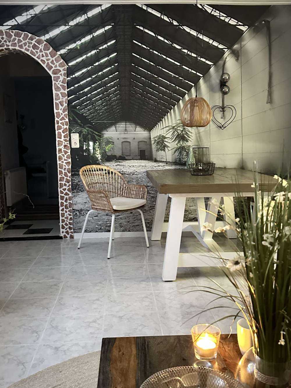 Industriehalle mit Pflanzen