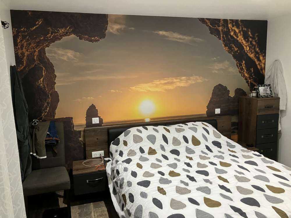 Sonnenaufgang aus einer Höhle