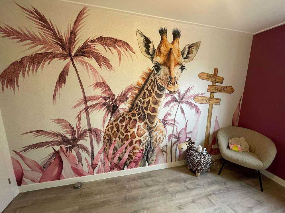 Baby-Giraffe im Dschungel rosa