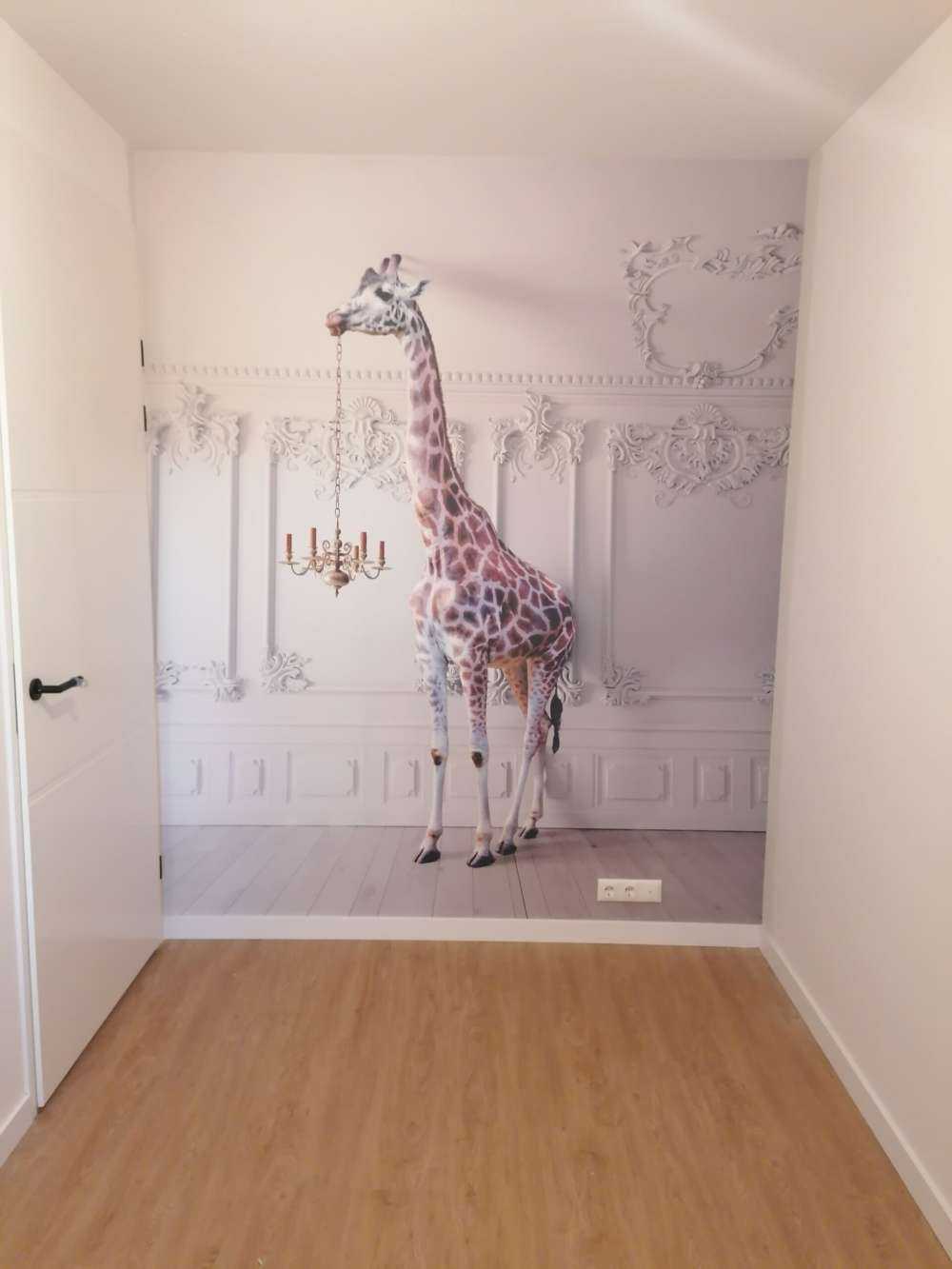 Giraffe mit Kerzenständer