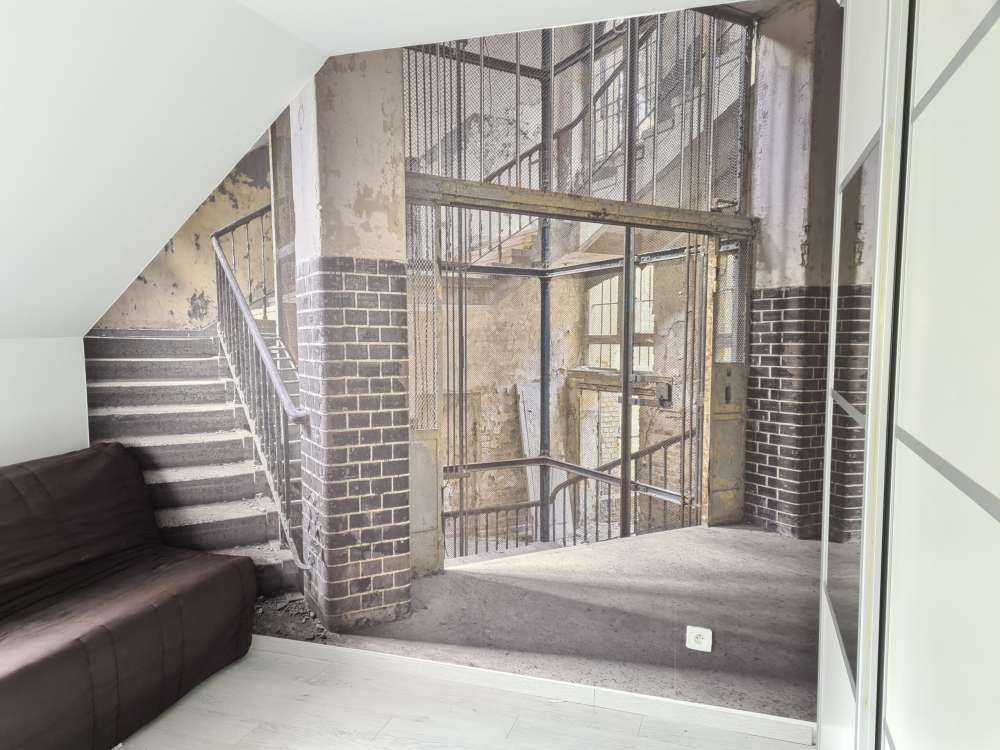 Alter Aufzugsschacht mit Treppe