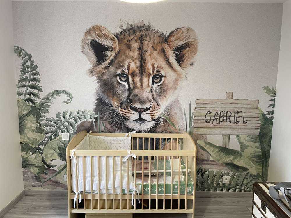 Junger Löwe im Dschungel