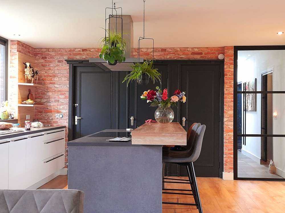 Mauer mit verschiedenfarbigen Ziegeln