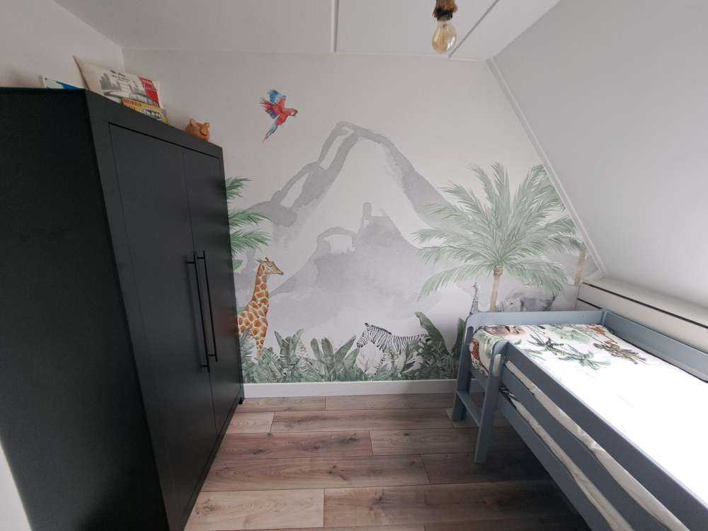 Tiere in einem grünen Dschungel