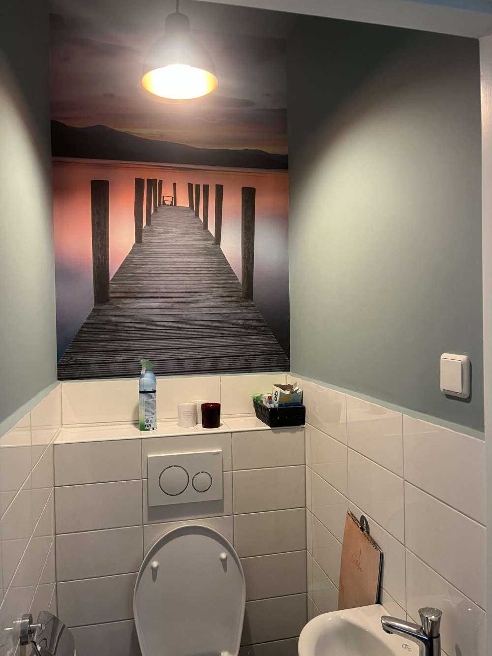 Steg bei rosa Sonnenuntergang