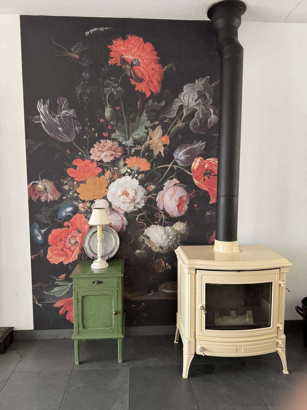 Stillleben mit Blumen und einer Uhr