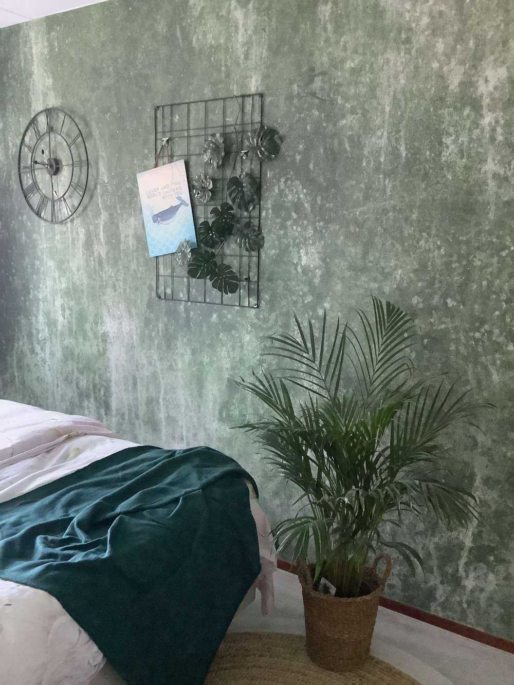 Alte verwitterte grüne Wand