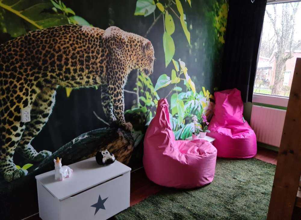 Leopard an einer Felswand