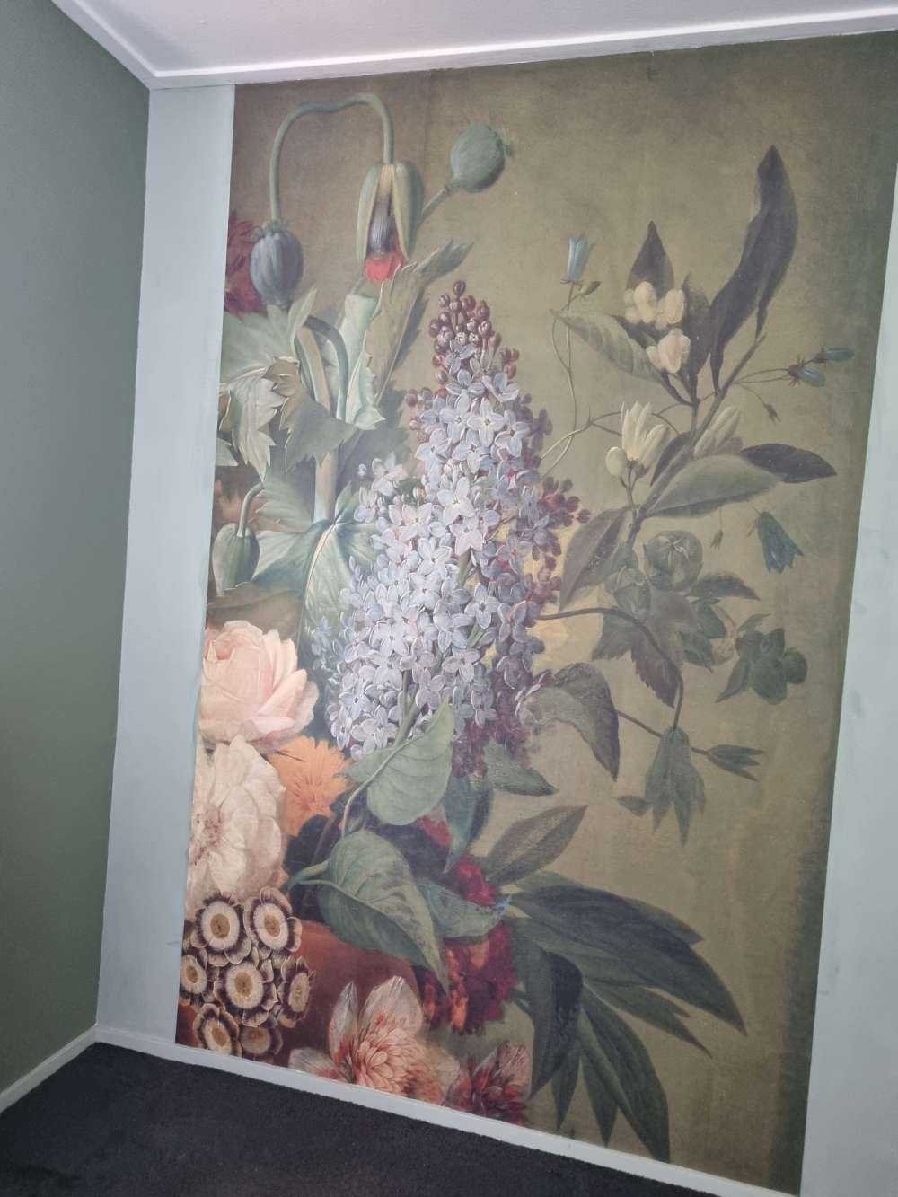 Blumen in einer Terrakotta-Vase