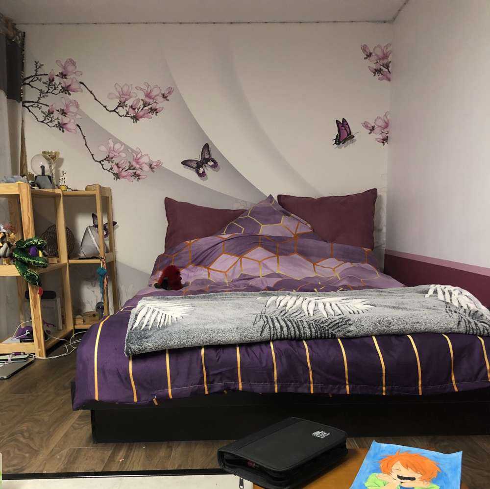 Weißer 3D-Hintergrund mit dekorativer Blüte