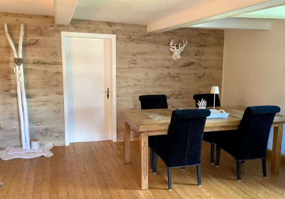 Hell gefärbtes Holz