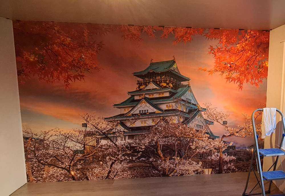 Die Burg von Osaka durch die Bäume