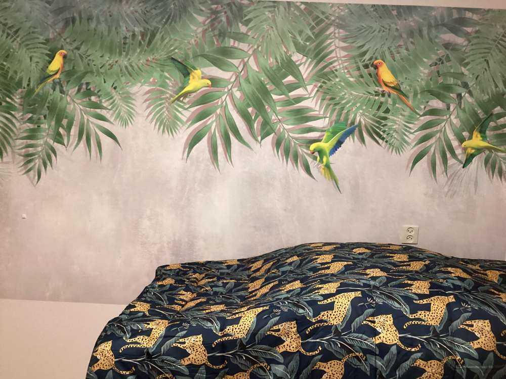 Tropische Blätter und Sittiche