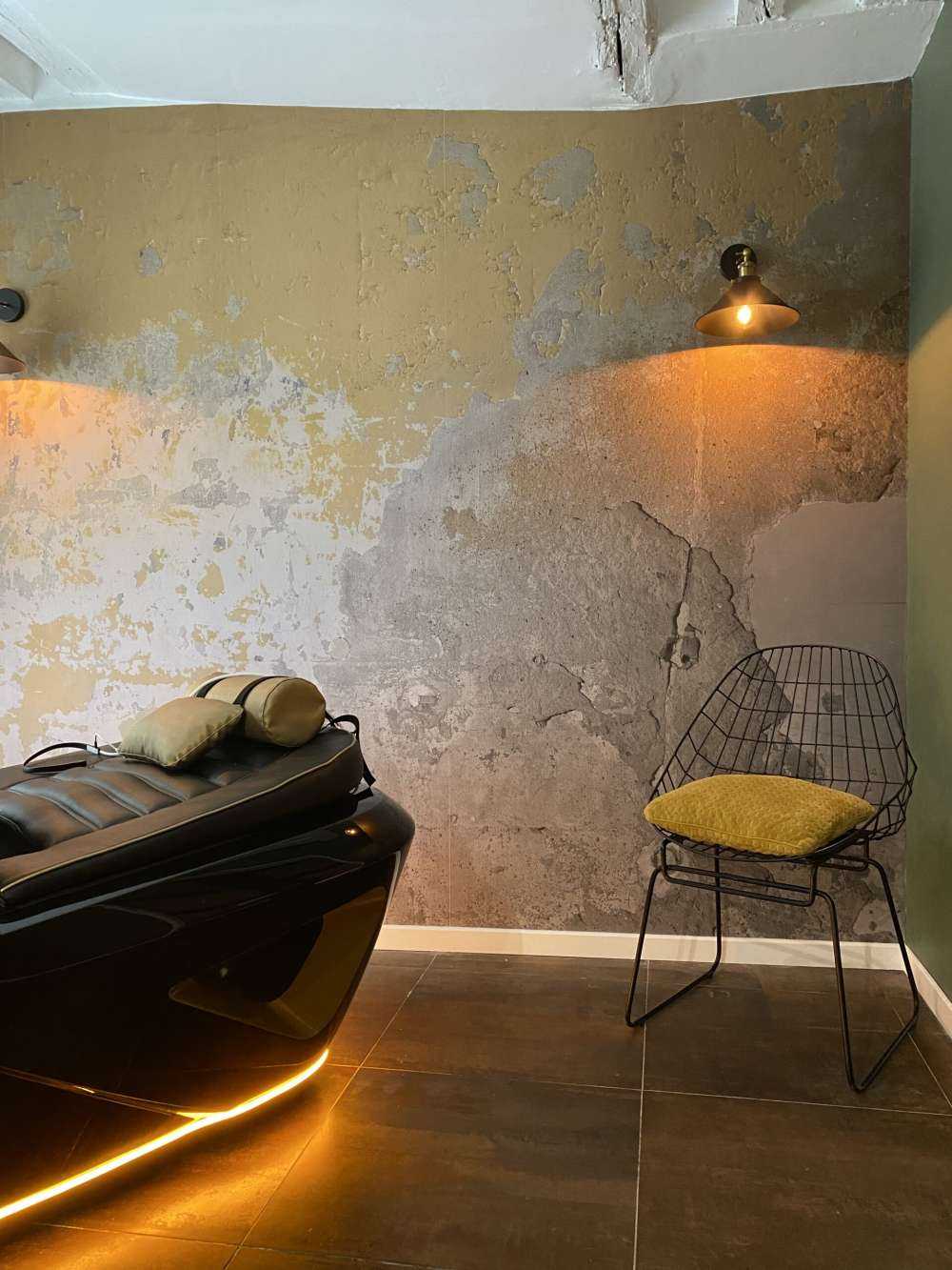 Gelbe verwitterte Wand