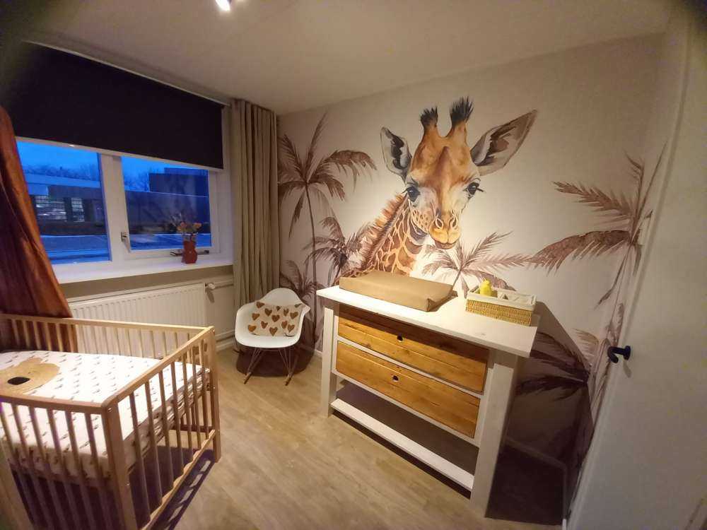 Baby-Giraffe im Dschungel taupe