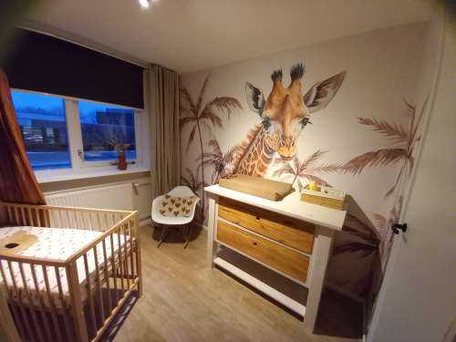Baby-Giraffe im Dschungel taupe