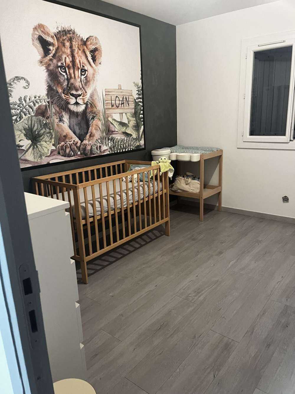 Junger Löwe im Dschungel