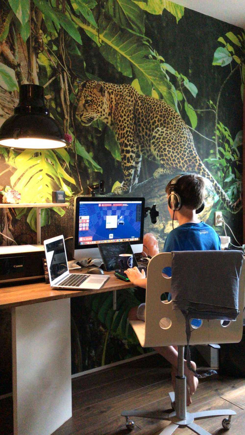 Leopard auf einem Ast