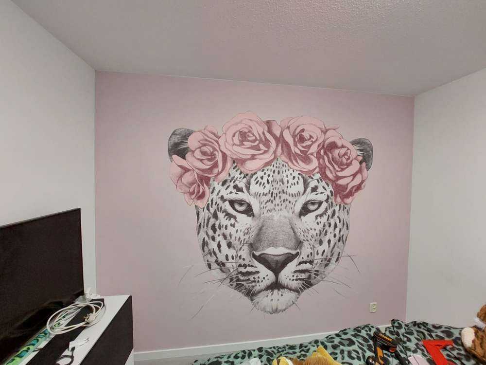 Leopard mit rosa Blumen