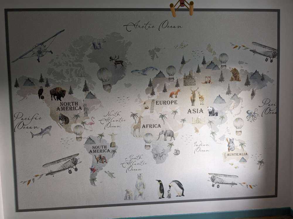 Weltkarte mit verschiedenen Tieren