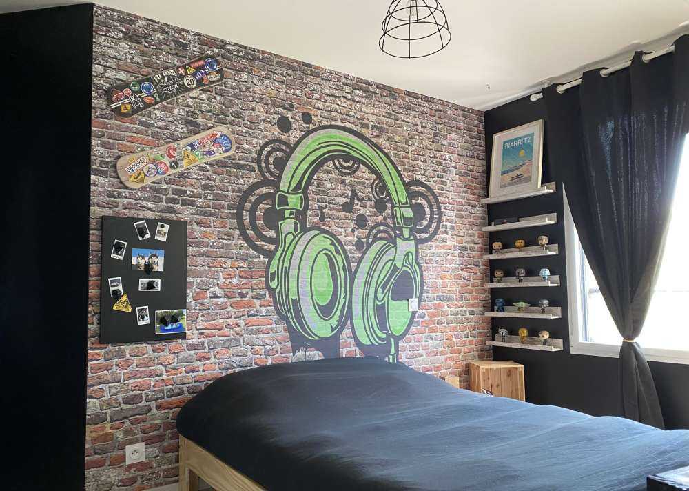 Graffiti auf alter Backsteinmauer