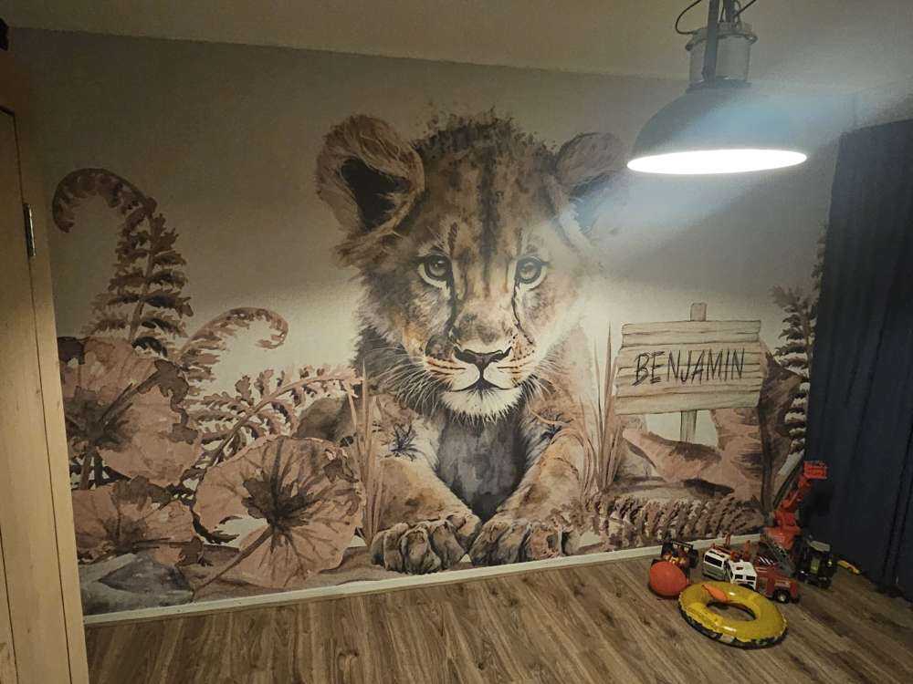 Baby-Löwe im Dschungel taupe