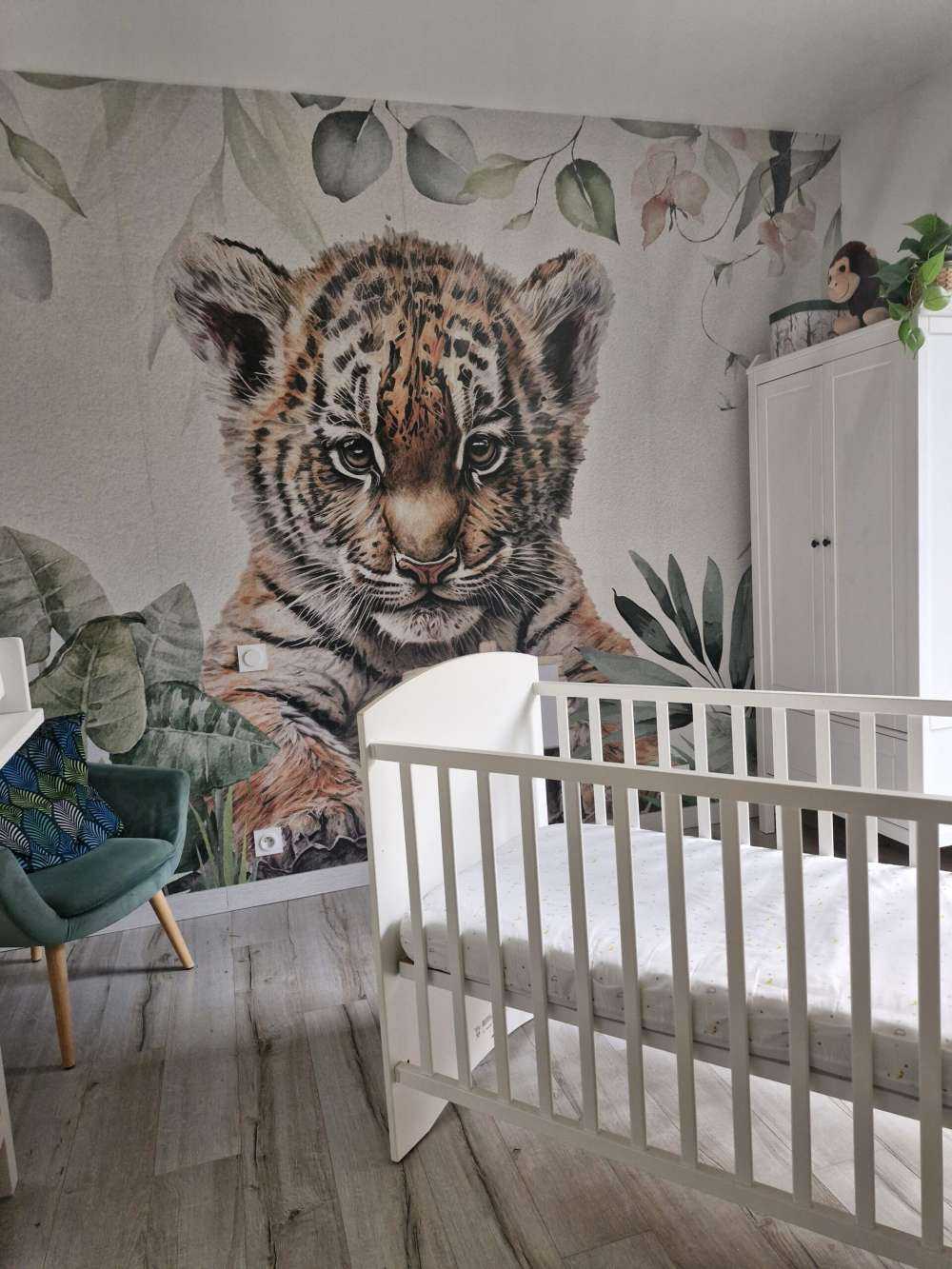 Niedlicher Tiger mit Pflanzen