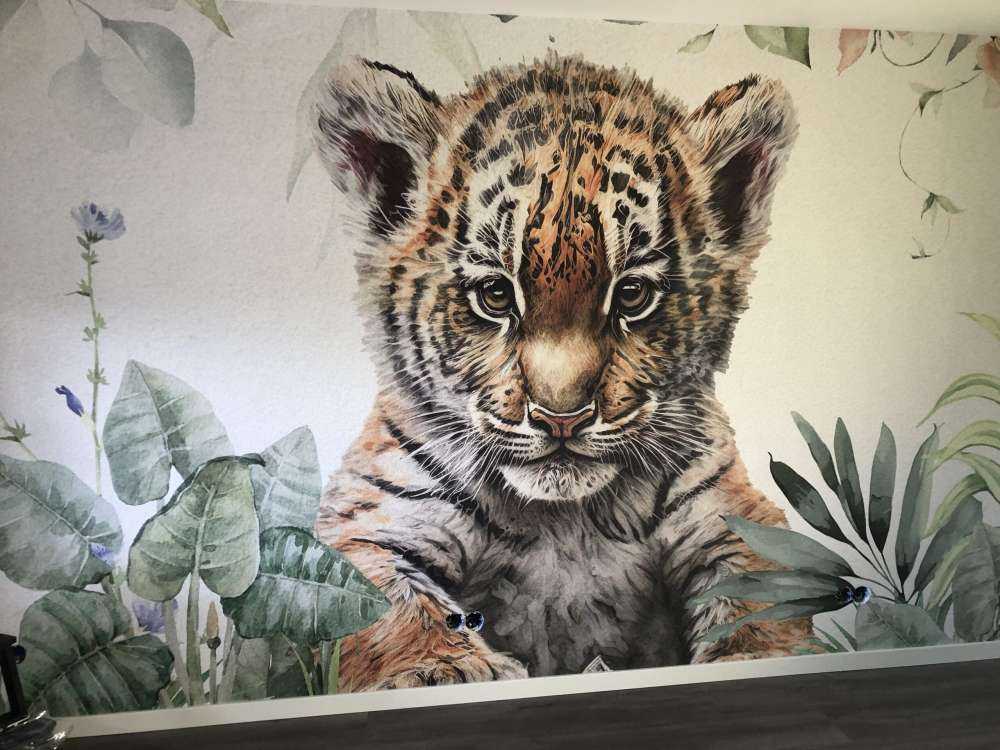 Niedlicher Tiger mit Pflanzen