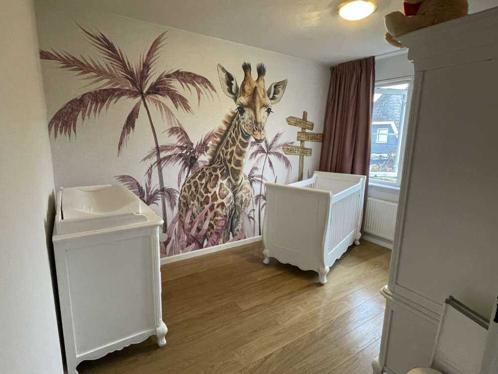Baby-Giraffe im Dschungel rosa