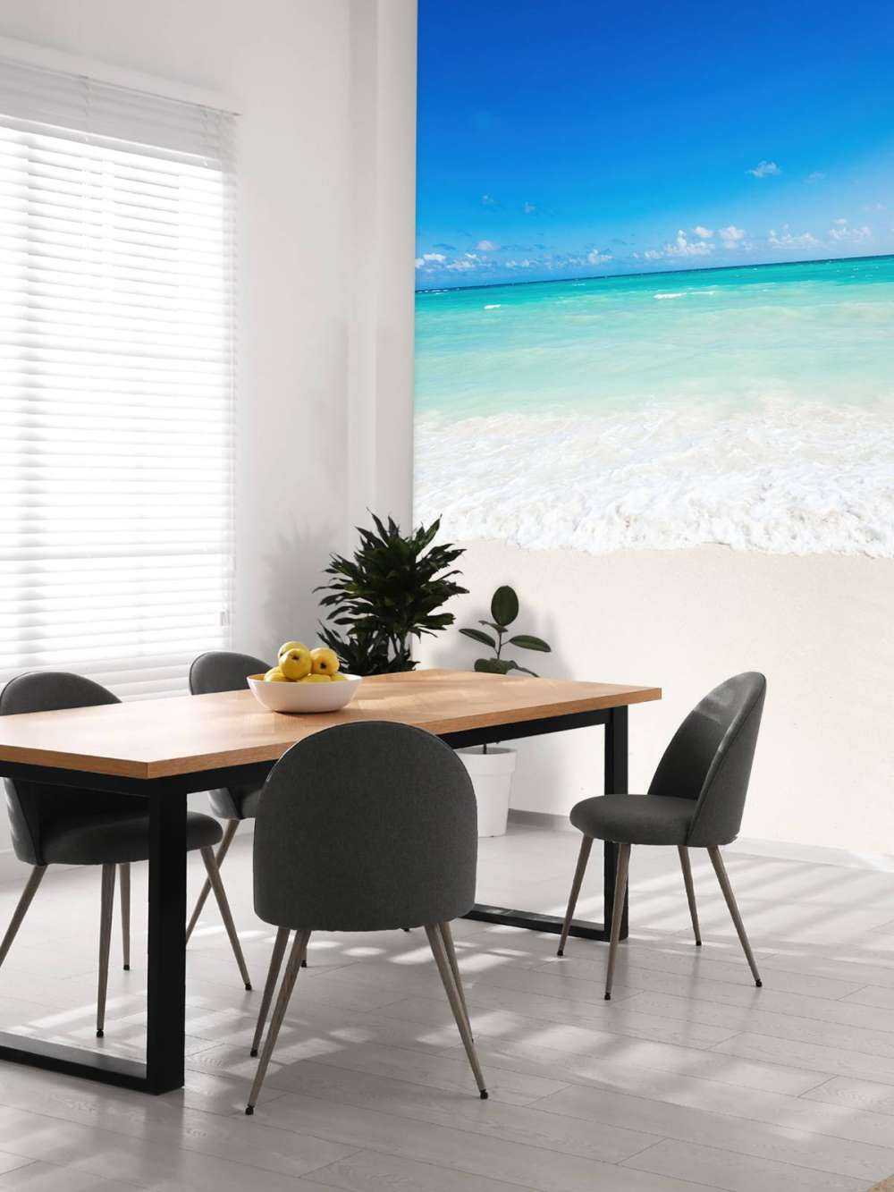 Weißer Strand mit Wellen