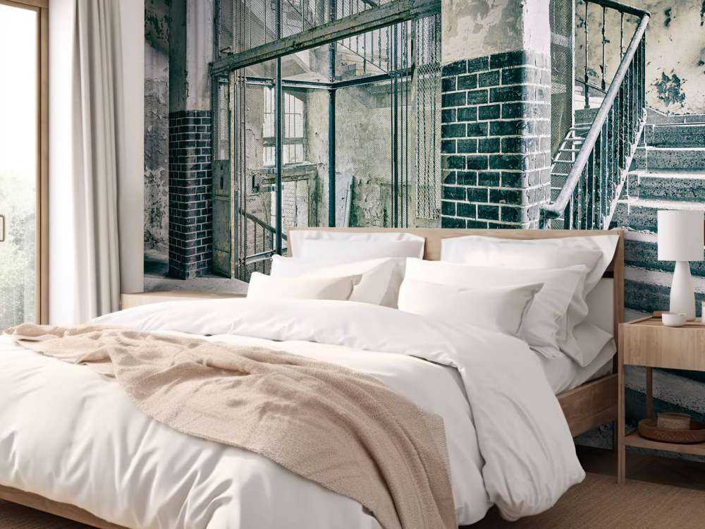 Alte Treppe und Aufzugsschacht