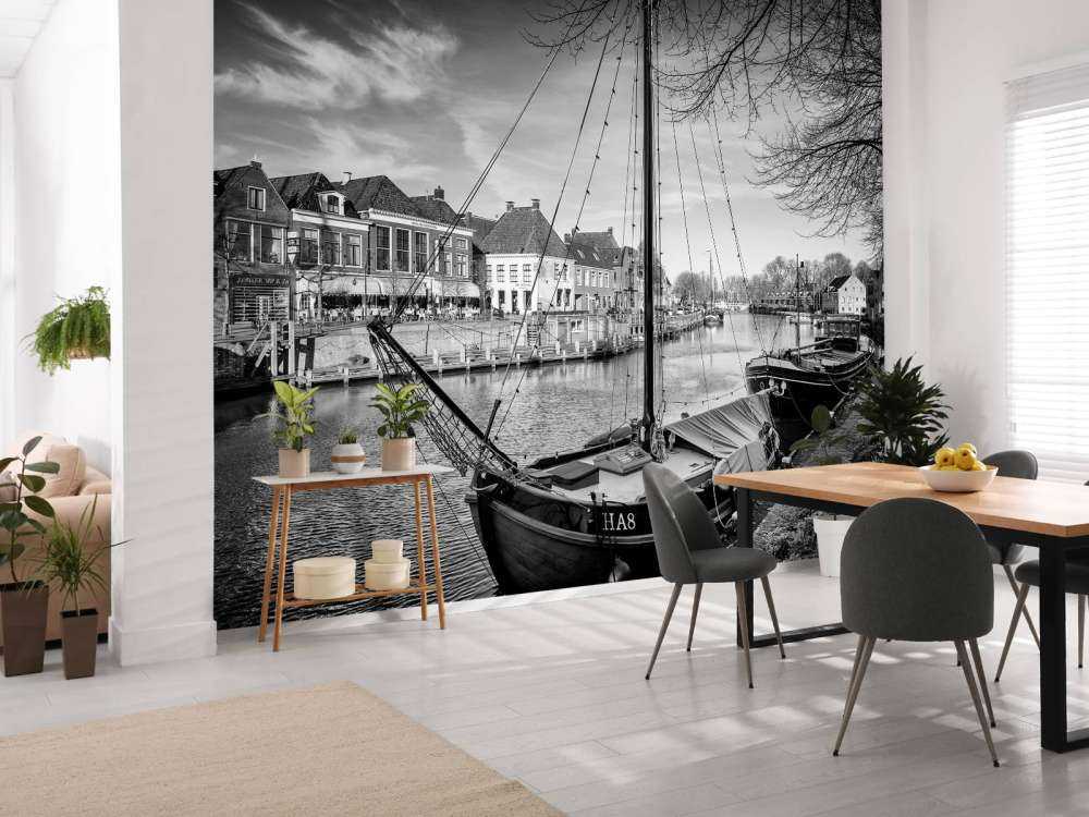 Historische Frachtschiffe vor Anker in Dokkum Friesland 