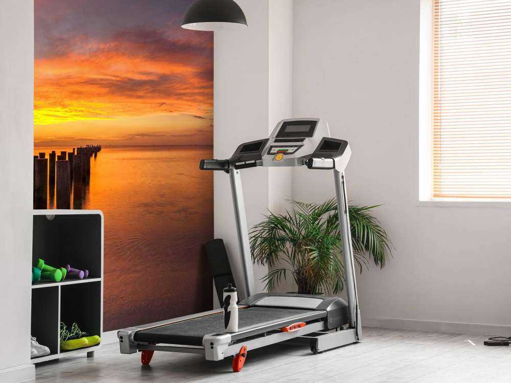 Wellenbrecher bei Sonnenaufgang