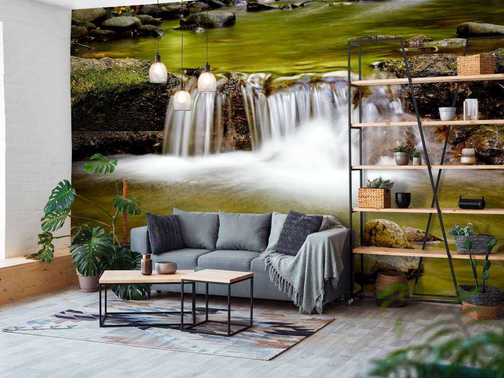 Detaillierter kleiner Wasserfall