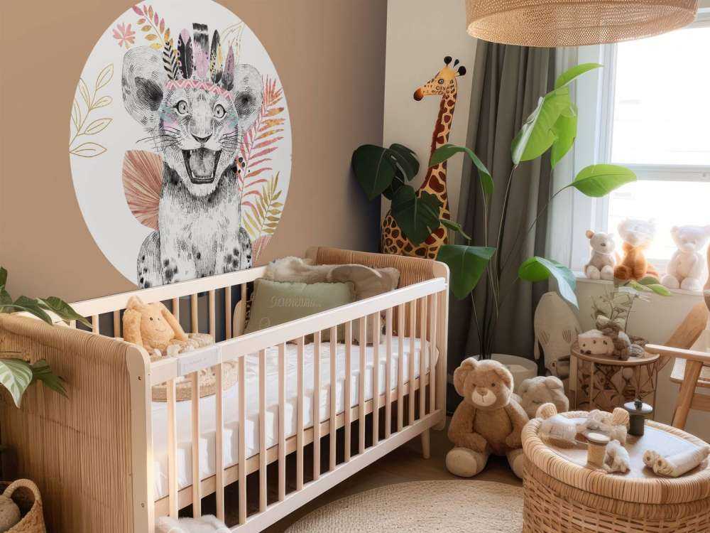 Löwenbaby mit korallenroten und goldenen Blättern