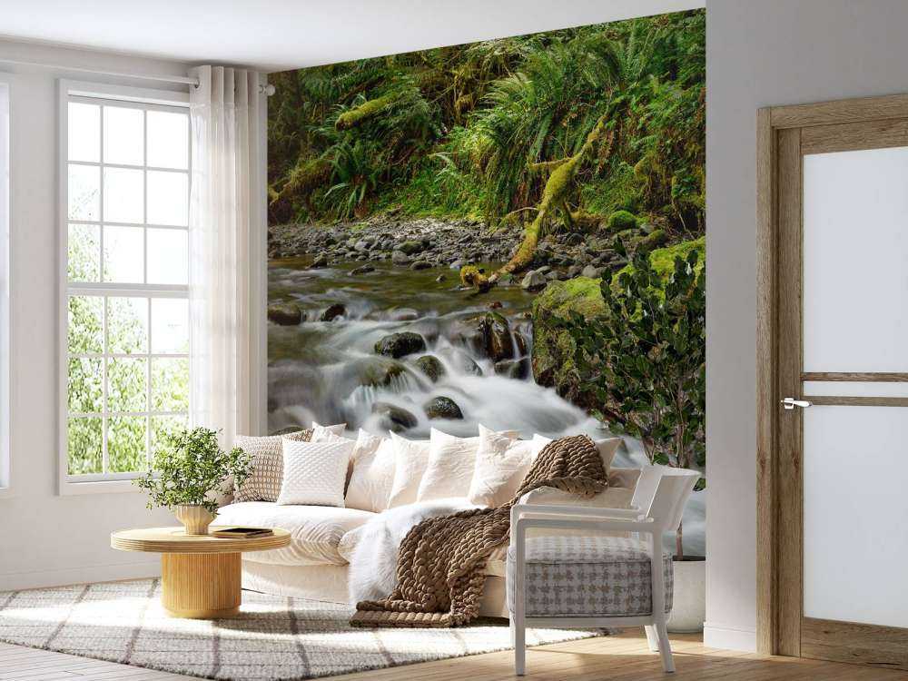 Grüner Felsen mit Fluss 