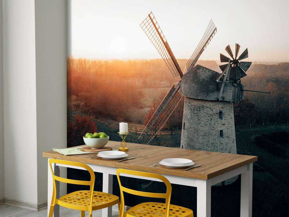 Windmühle in schönem Licht bei Sonnenuntergang