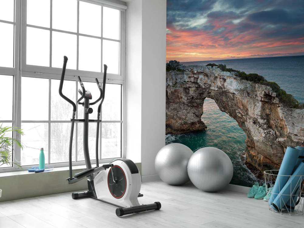 Gebogener Fels im Meer