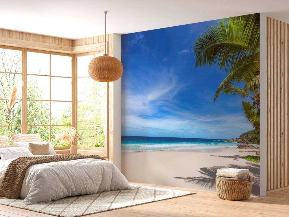 Tropischer Strand mit Palme