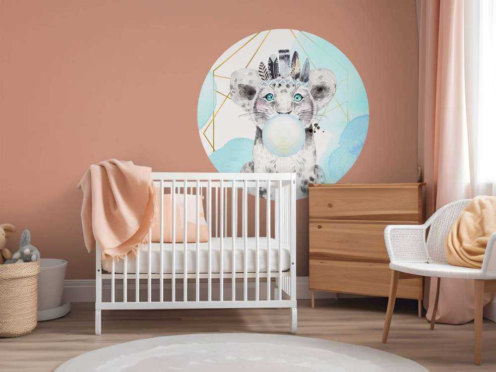 Indisches Löwenbaby mit Kaugummiglocke