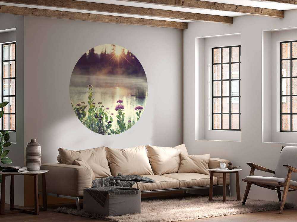 Dampfender See mit Blumen