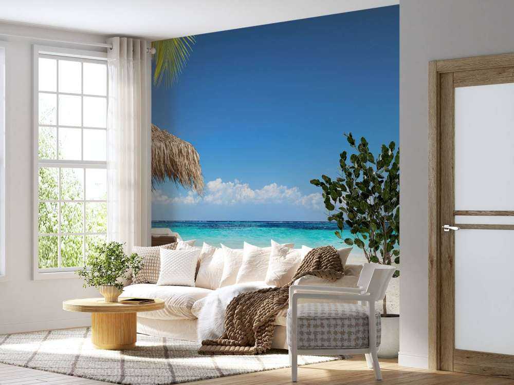 Stühle und Sonnenschirm am tropischen Strand
