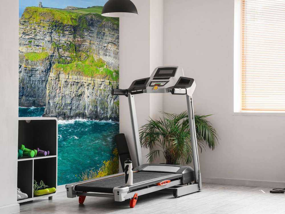 Hohe Klippe entlang des Meeres