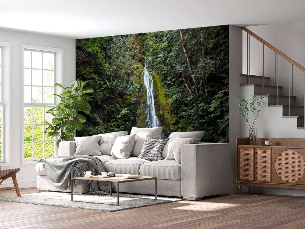 Wasserfall in einer bunten Umgebung 