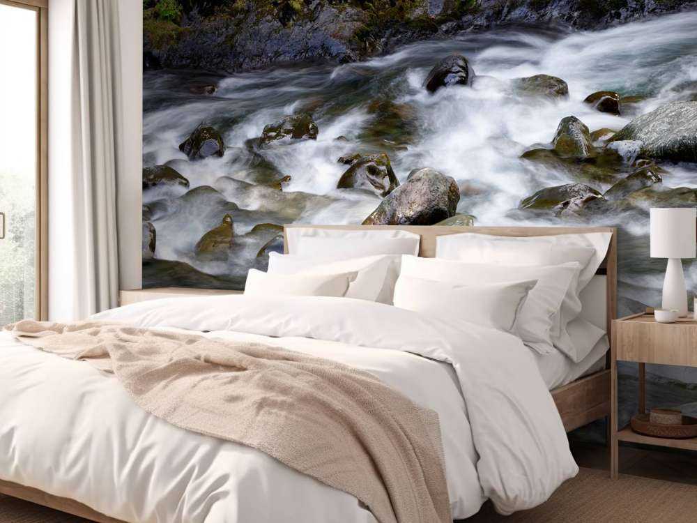 Fluss mit Felsbrocken 