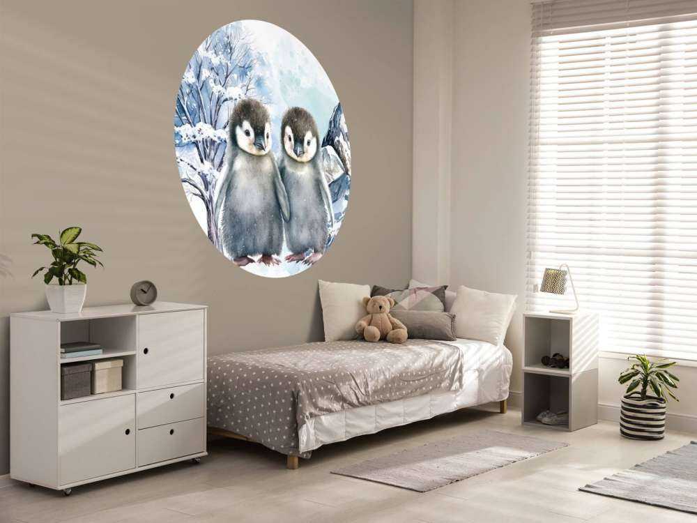 Schattige Pinguine im Winterlandschaft