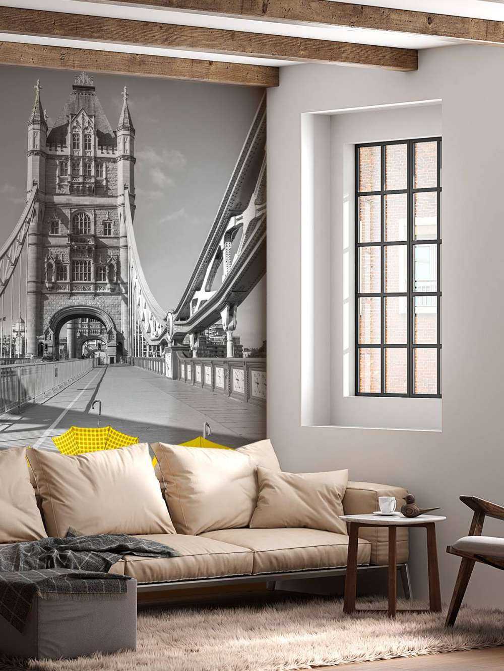 Gelbe Schirme auf der Tower Bridge